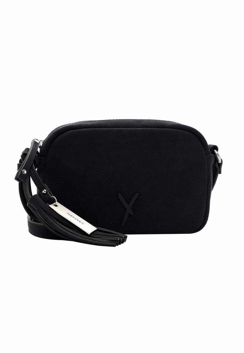 Melna crossbody soma, izgatavota no teksturēta materiāla, ar taisnstūra formu, regulējamu siksnu un pušķa akcentu ar logo uzkabi.