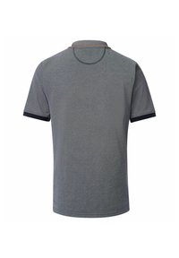 Koszulka polo z krótkim rękawem w szarym kolorze, z kołnierzykiem o kontrastowym wykończeniu oraz granatowymi akcentami na rękawach. Gładka faktura.