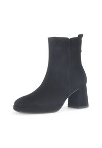 Bottine en suede noire avec un talon carré, texture lisse, design sans coutures et une petite languette à l'arrière pour un enfilage facile.