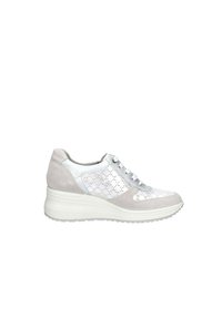 Sneaker con un mix di pelle bianca e suede grigio chiaro, con un design perforato sui pannelli e una suola bianca spessa.