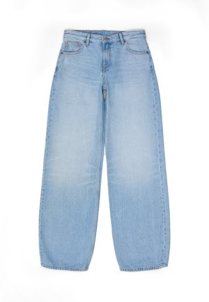 Jeans a gamba larga di un blu chiaro in denim, caratterizzati da una vita alta, cinque tasche e un leggero effetto sbiadito sul tessuto.
