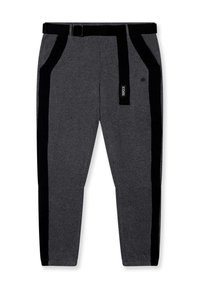Grijze sweatpants zijn gemaakt van een textuurstof, hebben zwarte zijstrepen, een zwarte riem en zijzakken met een taps toelopend ontwerp.