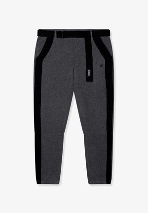 Grijze sweatpants zijn gemaakt van een textuurstof, hebben zwarte zijstrepen, een zwarte riem en zijzakken met een taps toelopend ontwerp.