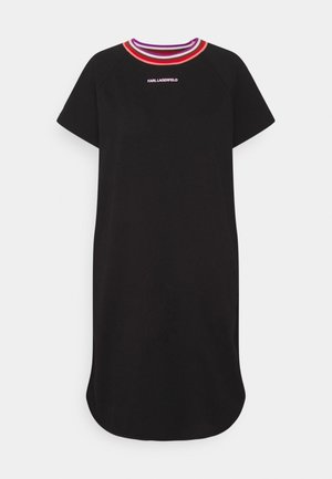 Vestido negro de manga corta con dobladillo redondeado, escote con rayas multicolores y pequeño texto blanco "KARL LAGERFELD" en el pecho.