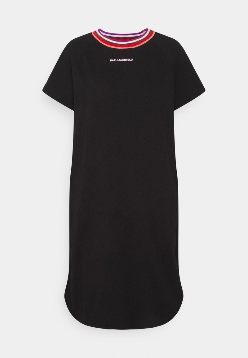 Robe noire à manches courtes avec ourlet arrondi, encolure rayée multicolore et petit texte blanc "KARL LAGERFELD" sur la poitrine.