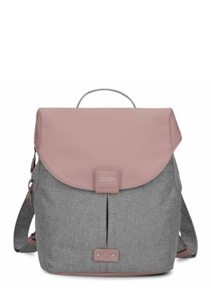 Rucksack mit grauem Stoffkörper, staubrosa Klappe und Akzenten, oberem Griff und verstellbaren Schultergurten, auf der vorderen Schnalle mit "zwei" gebrandet.