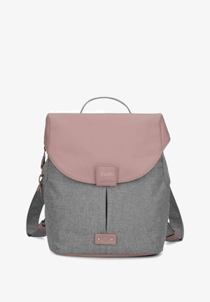 Sac à dos avec corps en tissu gris, rabat et accents rose poussière, poignée supérieure et bretelles réglables, avec la marque "zwei" sur la boucle avant.