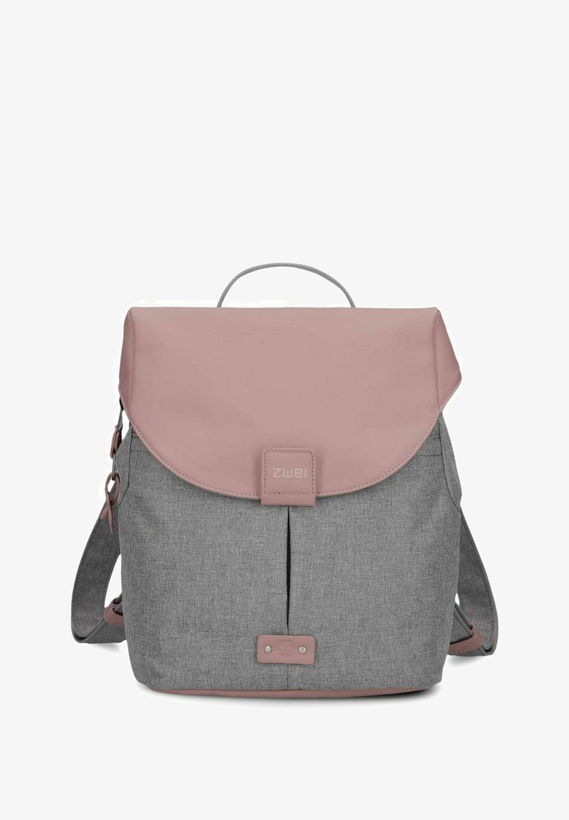 Sac à dos avec corps en tissu gris, rabat et accents rose poussière, poignée supérieure et bretelles réglables, avec la marque "zwei" sur la boucle avant.