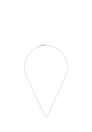 Collana sottile a catena d'argento con piccola chiusura, distesa a forma di goccia su sfondo bianco.