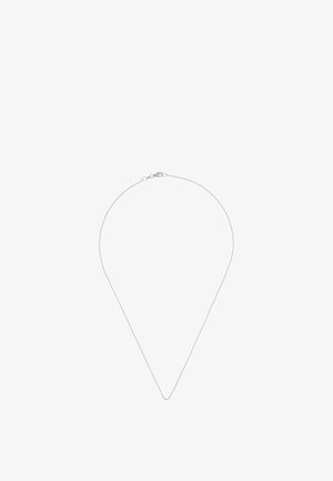 Collana sottile a catena d'argento con piccola chiusura, distesa a forma di goccia su sfondo bianco.
