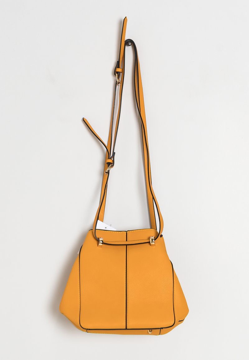 Jaune Sac Main Zara SAC EN CUIR DAIM TRESSÉ Jaune ZARA France