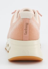 Baskets rose texturées avec une tige en maille douce, design minimaliste, semelle crème et branding subtil au niveau du talon. Matériau léger et respirant.