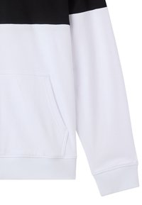 Felpa in bianco e nero con design a blocchi di colore, dotata di tasca a marsupio, polsini a costine e una morbida texture in misto cotone.