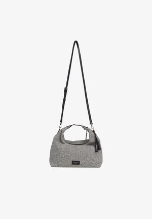 Torebka wykonana z fakturowanej czarno-białej tkaniny, o szerokim, miękkim kształcie, z krótkim uchwytem na górze oraz długim, regulowanym paskiem do noszenia na krzyż.