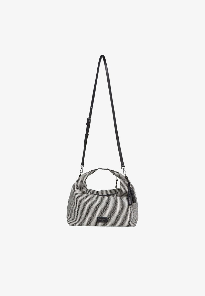 Torebka wykonana z fakturowanej czarno-białej tkaniny, o szerokim, miękkim kształcie, z krótkim uchwytem na górze oraz długim, regulowanym paskiem do noszenia na krzyż.