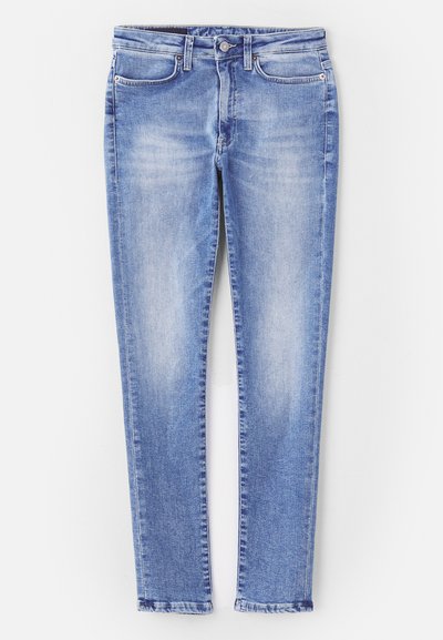 Jeans de mezclilla azul claro con un corte slim, diseño estándar de cinco bolsillos y un acabado ligeramente desgastado, con un dobladillo recto en los tobillos.