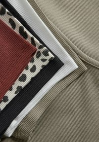THE SET REGULAR FIT - 5 PACK V-NECK SHORT SLEEVED - Marškinėliai su spaudiniu - black red khaki green cream animal