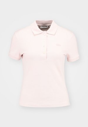 Růžová polo košile vyrobená z texturované tkaniny, s klasickým límečkem, třemi knoflíky a malým vyšívaným logem na hrudi.