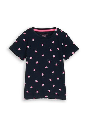 Granatowy krótkim rękawem koszulka dla małych dzieci z różowym wzorem truskawek na całej powierzchni i okrągłym dekoltem z różową wewnętrzną lamówką.