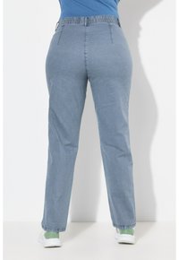Pantaloni in denim azzurro chiaro con vestibilità morbida, vita elasticizzata e gambe affusolate; presentano tasche posteriori e orli risvoltati per un look informale.