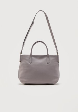 Γκρι δερμάτινη τσάντα χειρός με δύο κοντές λαβές και ρυθμιζόμενο μακρύ λουρί ώμου σε απλό φόντο.