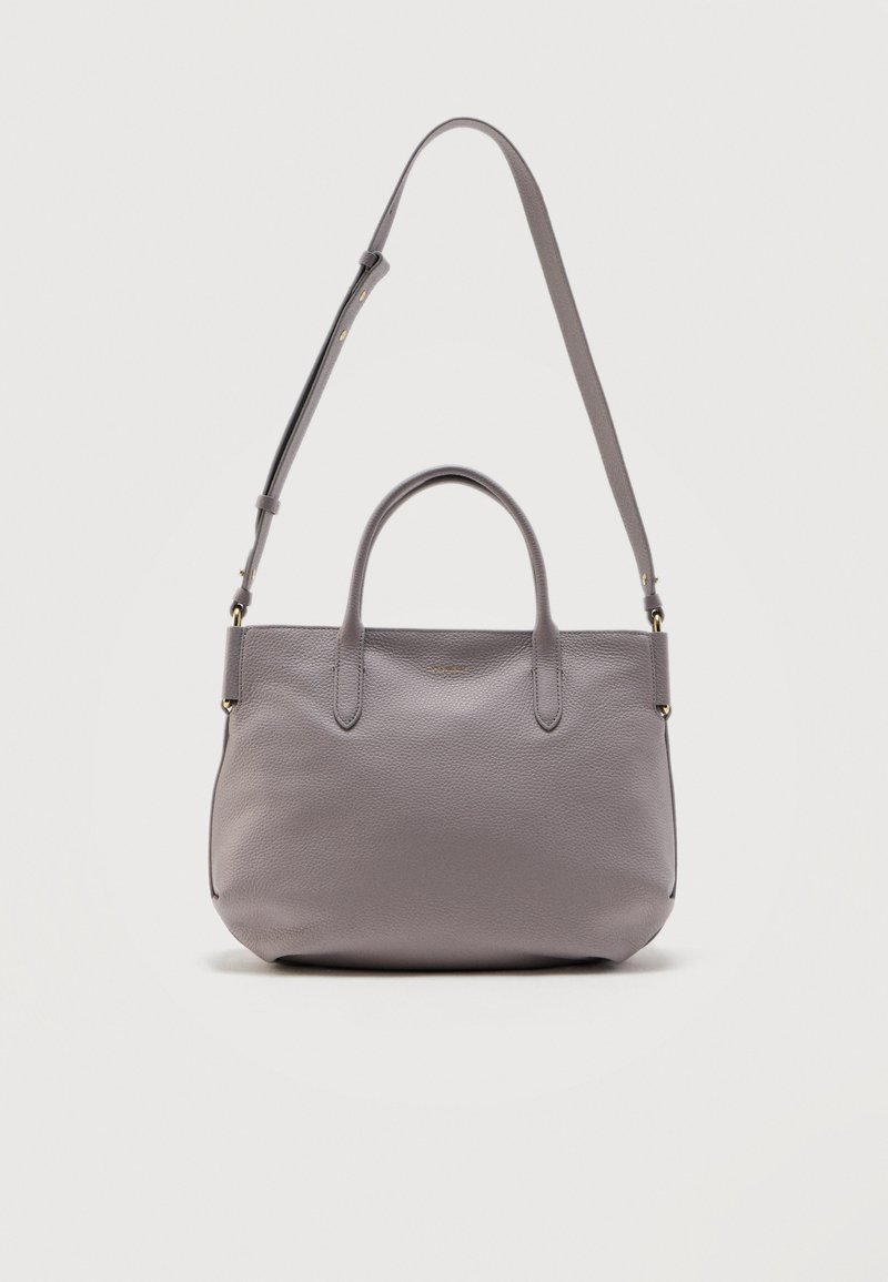 Γκρι δερμάτινη τσάντα χειρός με δύο κοντές λαβές και ρυθμιζόμενο μακρύ λουρί ώμου σε απλό φόντο.
