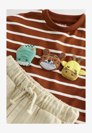 Dryžuotas rudas džemperis su trimis gyvūnų aplikacijomis (dinozauras, tigras, žirafa) ir kreminės spalvos tekstūruoti šortai su elastine juosmens juosta.