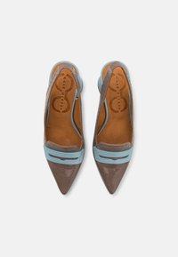 Šedé lakované slingback boty s špičatou špičkou a modrými pásky. Tvarovaná béžová stélka, nízký podpatek a texturované akcenty na svršku.