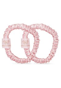 Różowe satynowe gumki do włosów z teksturowanym, marszczonym wzorem i bandą z logo. W zestawie dwie sztuki, okrągły kształt, lekkie i elastyczne.