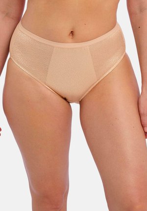 Beige hoge taille slipjes met een gladde oppervlakte, subtiele glans en een naadloos ontwerp, voorzien van een brede tailleband en volledige dekking.