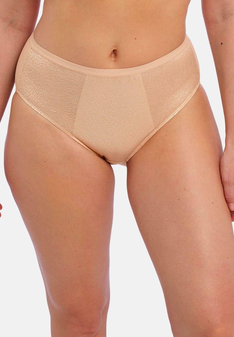 Culotte taille haute beige avec une surface lisse, un léger éclat et un design sans coutures, dotée d'une large ceinture et d'une couverture complète.