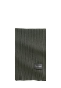 Écharpe en tricot vert côtelé présentant une forme rectangulaire et une étiquette de logo noire en bas. La texture semble douce et chaude.