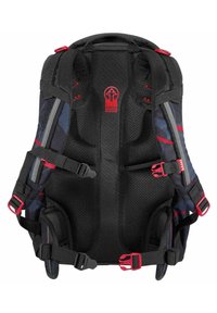 Schwarz-blau gemusterter Rucksack mit roten Akzenten, ausgestattet mit gepolsterten Schulterriemen, verstellbaren Schnallen und einem Mesh-Rücken für Belüftung.