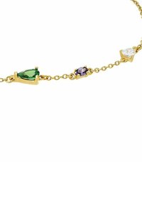 Collar de cadena dorada que presenta tres piedras preciosas: una piedra verde en forma de pera, una piedra morada ovalada y una piedra clara redonda.