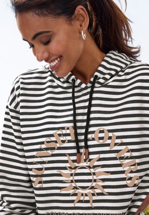 Gestreifter Hoodie in Schwarz und Weiß mit einer Sonnen-Grafik in Beige. Verfügt über eine Kapuze mit Kordelzug und braunen Akzenten an den Kordelenden.