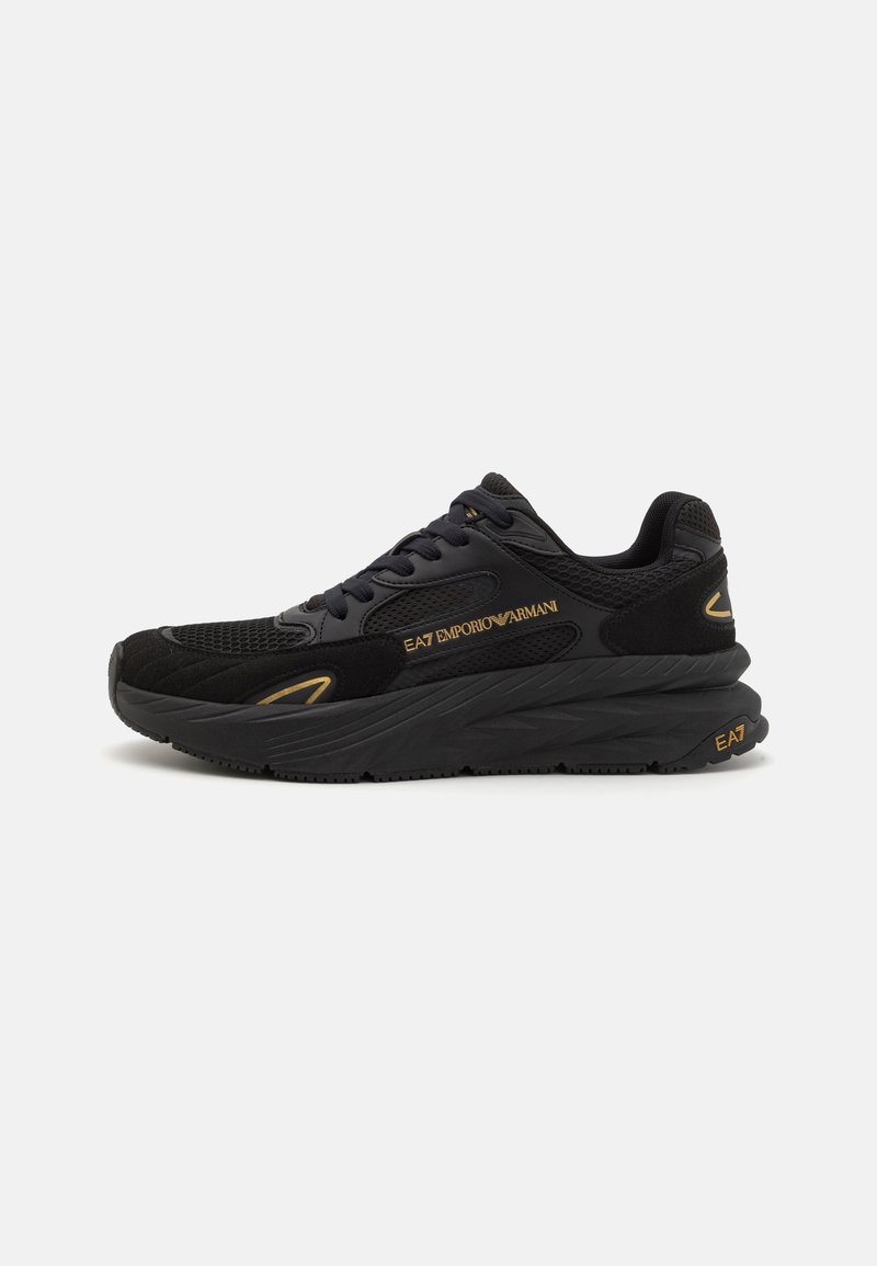 Baskets noires EA7 Emporio Armani avec logos dorés, empeigne en mesh et daim, semelle épaisse et design à lacets, vues de côté.