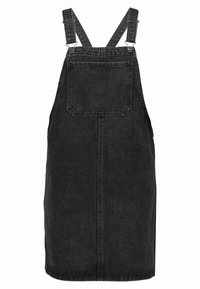 Svart denimoverallklänning med justerbara axelremmar, en framficka och rak silhuett. Slät textur med minimal sömnadsdetalj.