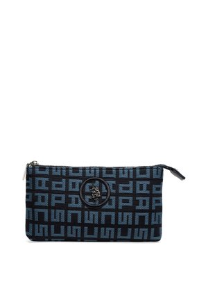 Borse in tessuto testurizzato con un motivo geometrico blu e nero, chiusura con zip e un accento del logo circolare sul davanti.