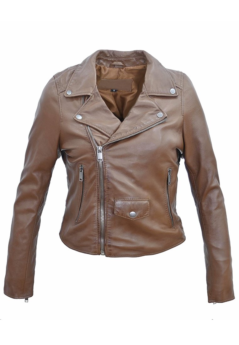 Chaqueta de motocicleta de cuero marrón con un diseño ajustado, cierre frontal con cremallera, cierre asimétrico y acentos de metal plateado. Presenta un bolsillo en el pecho.
