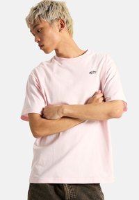 Vans STYLE 76 II LOOSE FIT - Camiseta estampada - light pink