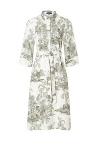 Robe blanche avec un imprimé tropical vert, dotée d'une fermeture à boutons sur le devant, de manches trois-quarts et d'une ceinture nouée à la taille.
