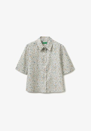 Camisa de manga corta con botones y un pequeño estampado floral en tonos verde apagado, azul y marrón sobre un fondo blanco.
