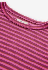 Next PETITE FIT - CREW NECK - Trükipildiga T-särk - burgundy red