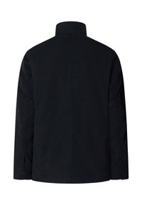 Chaqueta negra de manga larga con cuello alto, detalles de costuras visibles en la espalda y las mangas, vista desde atrás.