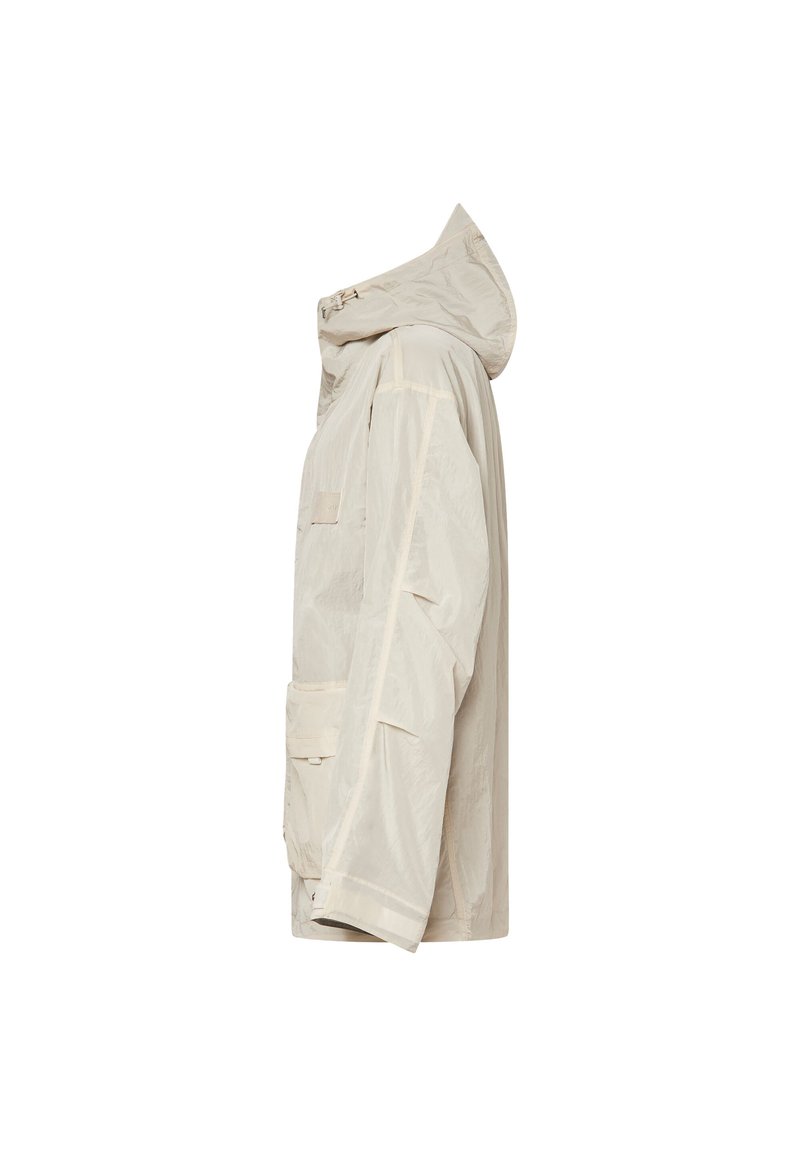 Hellbeige Kapuzenjacke mit langen Ärmeln und großen Fronttaschen, von der Seite auf weißem Hintergrund gezeigt.