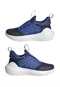 Zapatillas deportivas de color azul marino con acentos en azul claro, suelas gruesas y acolchadas en blanco, y lengüetas en la parte superior y el talón, mostradas desde vistas laterales.