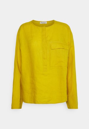 Gul hørbluse med lange ærmer, rund halsudskæring, delvist foran knappet og brystlomme med klap.