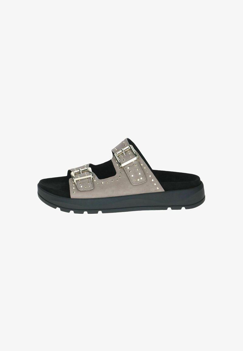 Sandales à glissière en daim gris avec deux boucles métalliques et accents cloutés, dotées d'une semelle noire rembourrée et d'une semelle intérieure texturée.