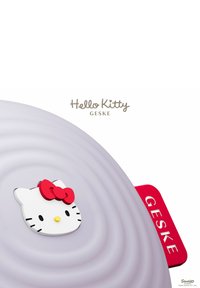 Lila rund behållare med ruggad textur, med en Hello Kitty-design på locket och ett rött handtag märkt "GESKE."