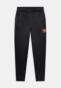 Pantalones de chándal negros con corte ajustado, cinturilla elástica, bolsillos laterales y pequeño logo de Puma naranja en la parte superior del muslo izquierdo.